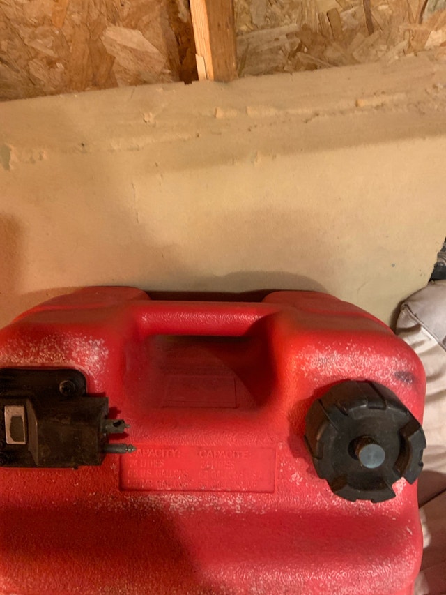 Portable gas can for boat