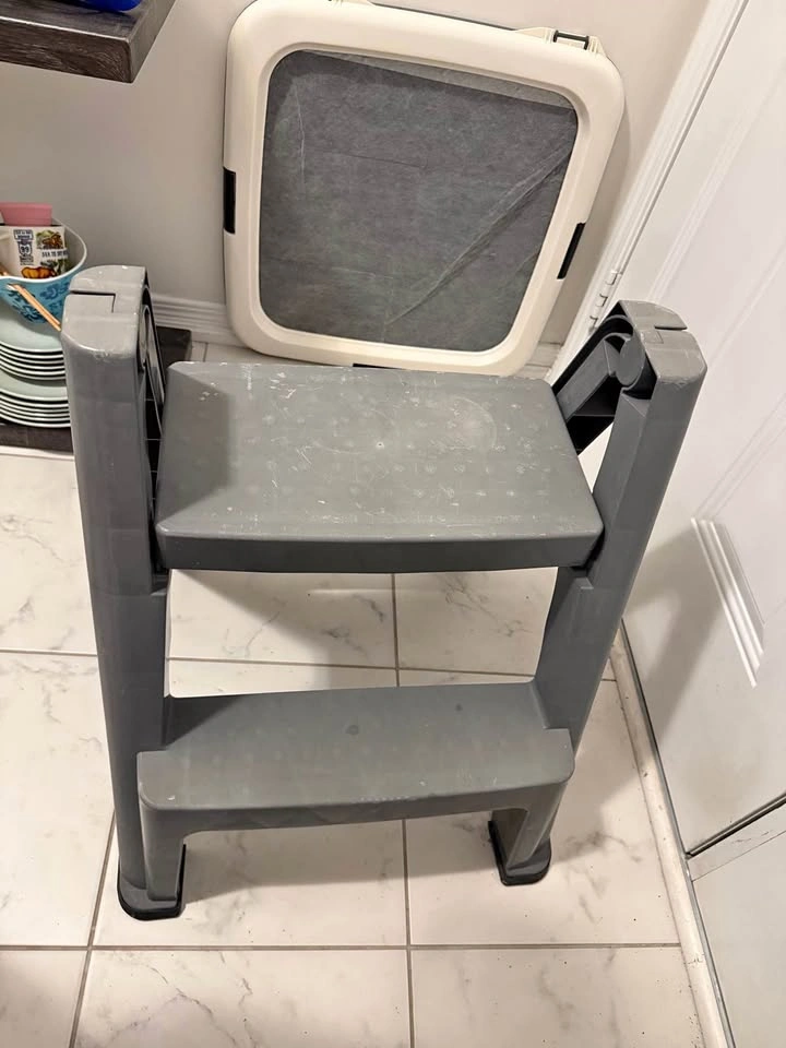 2-Step Plastic Folding Step Stool / Ladder – Gray