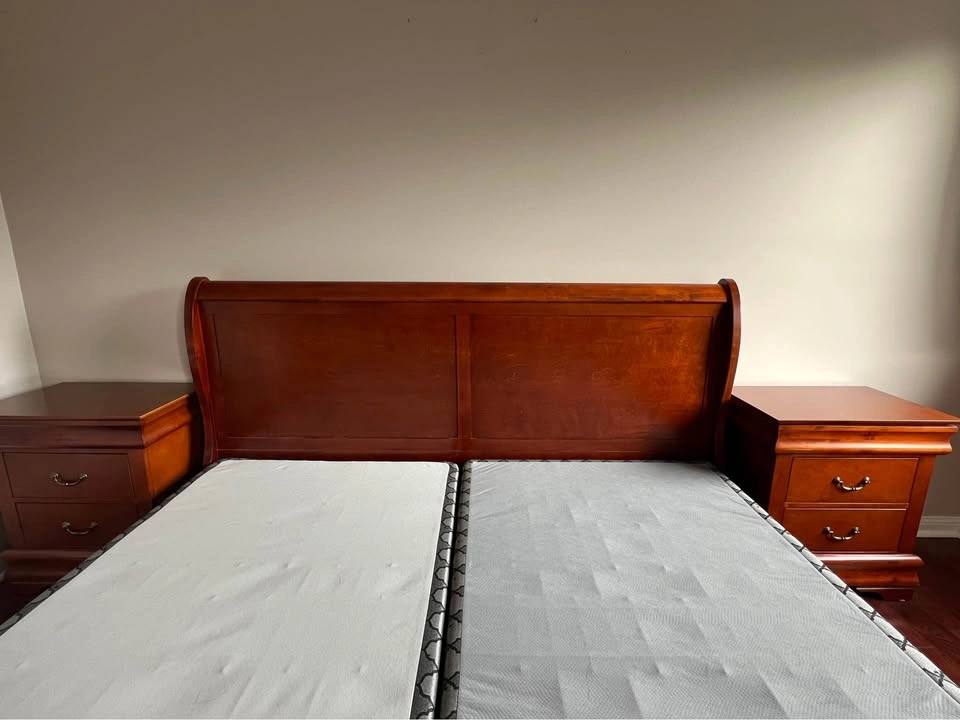 King Size Wooden Sleigh Bed with Two Nightstands - moving sale - photo 2