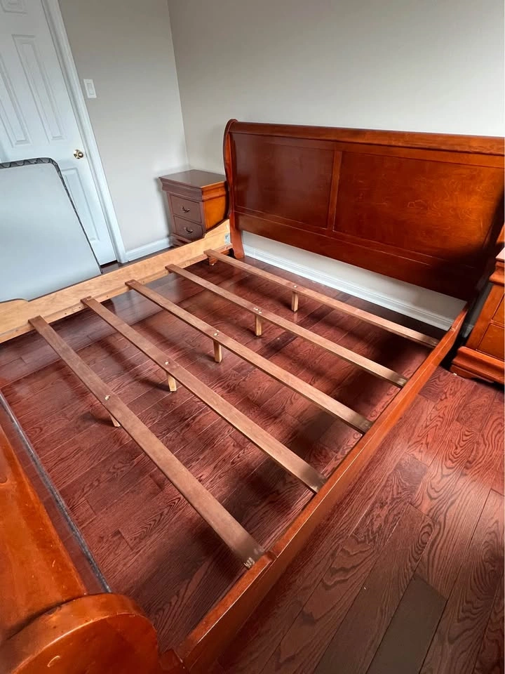 King Size Wooden Sleigh Bed with Two Nightstands - moving sale - photo 3