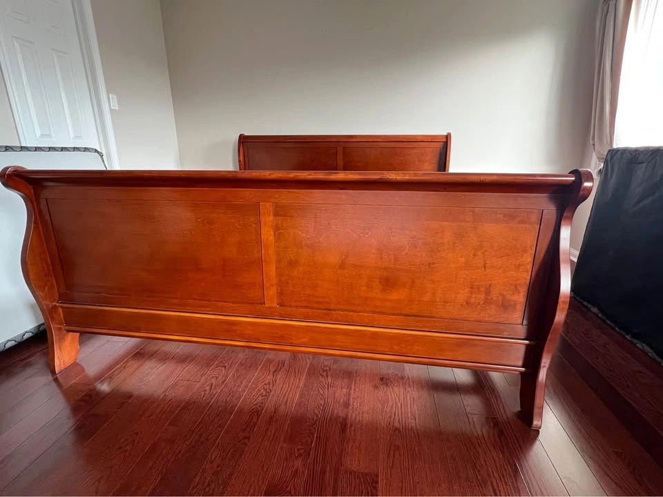 King Size Wooden Sleigh Bed with Two Nightstands - moving sale - photo 4