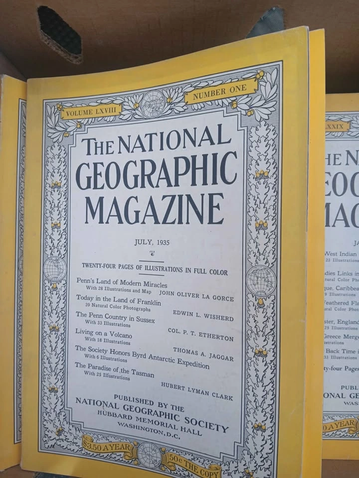Mixed box of vintage National Geographics - photo 4