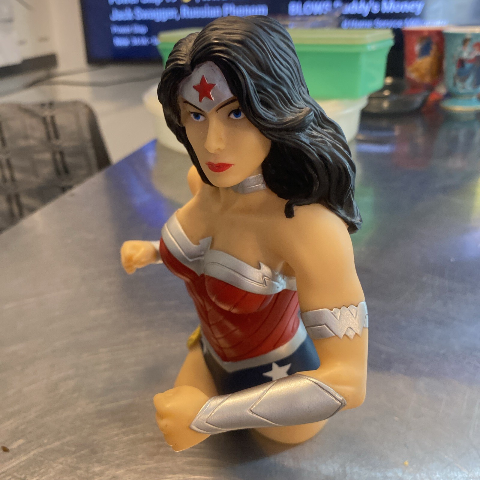 2014 DC Comics Wonder Woman Monogram Vinyl Bust Piggy Bank - photo 4