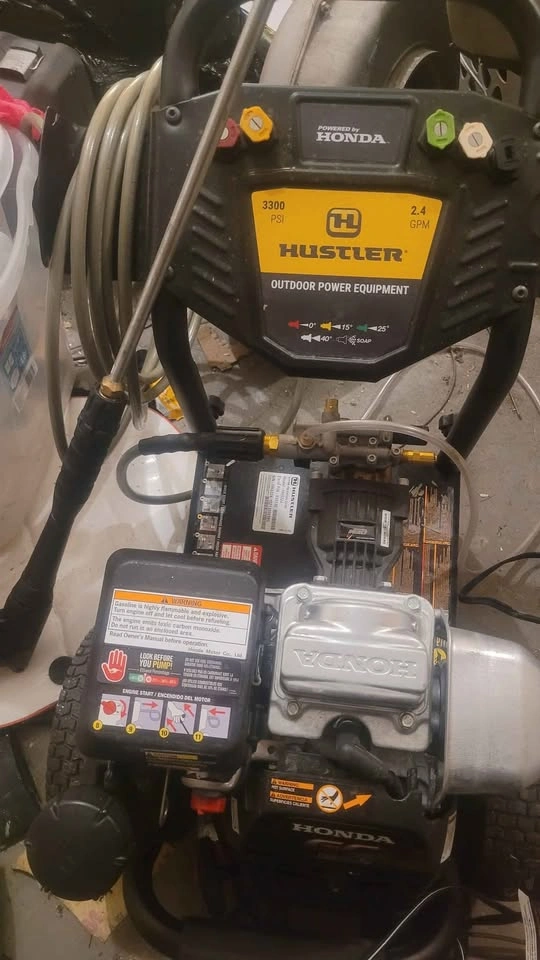 Hustler HH3324 Pressure Washer w/ Accessories