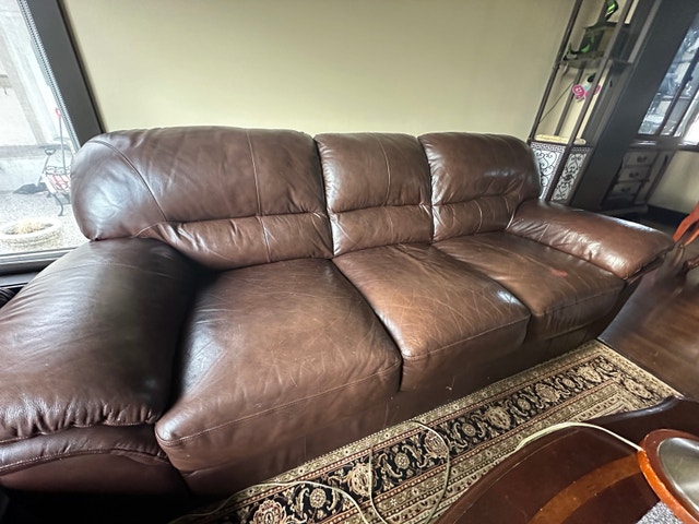 URGENT SALE - 5 PCS LEATHER SOFA SET - Very comfortable!! - photo 2