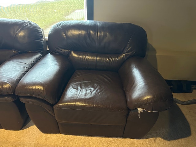 URGENT SALE - 5 PCS LEATHER SOFA SET - Very comfortable!! - photo 4