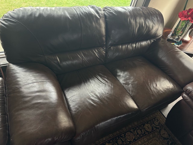URGENT SALE - 5 PCS LEATHER SOFA SET - Very comfortable!! - photo 5