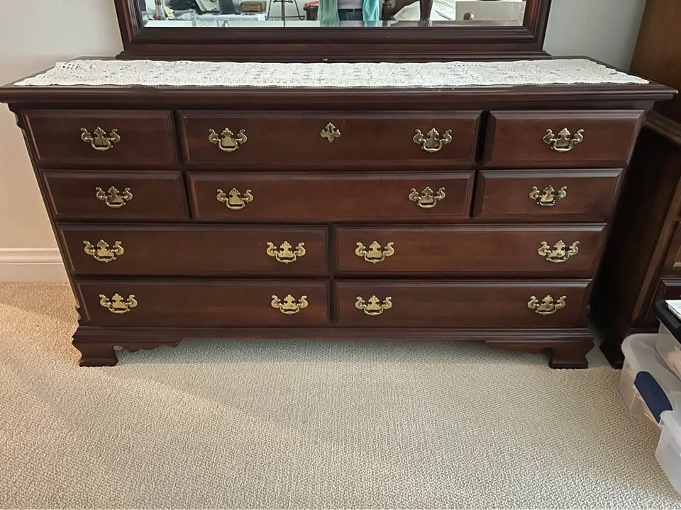 Queen Anne Bedroom Set - photo 2