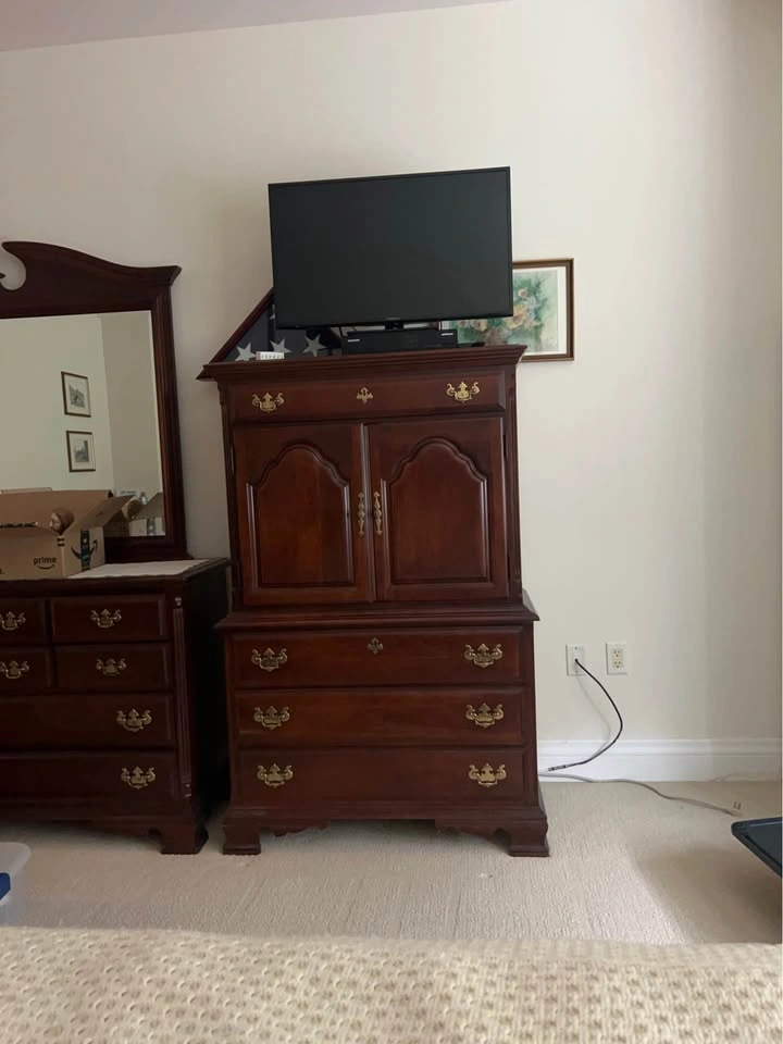 Queen Anne Bedroom Set - photo 3