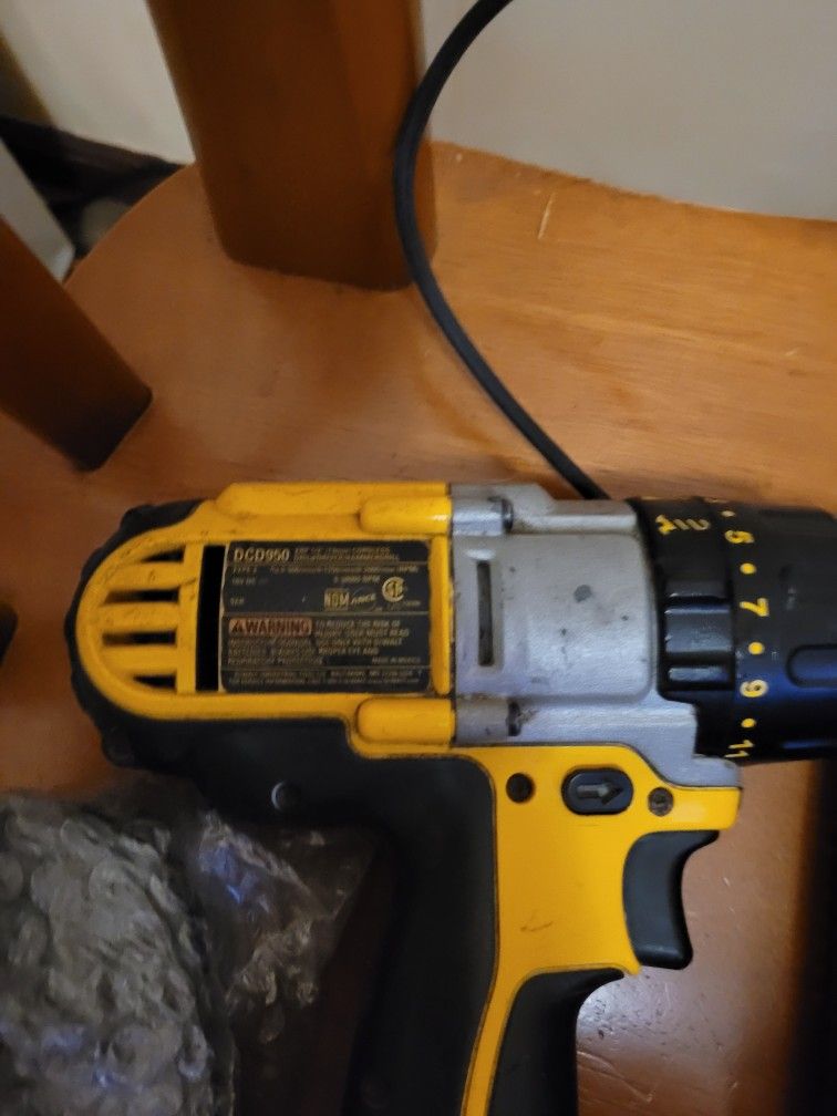 Dewalt DCD950 With 2 Batteries And Charger - photo 2