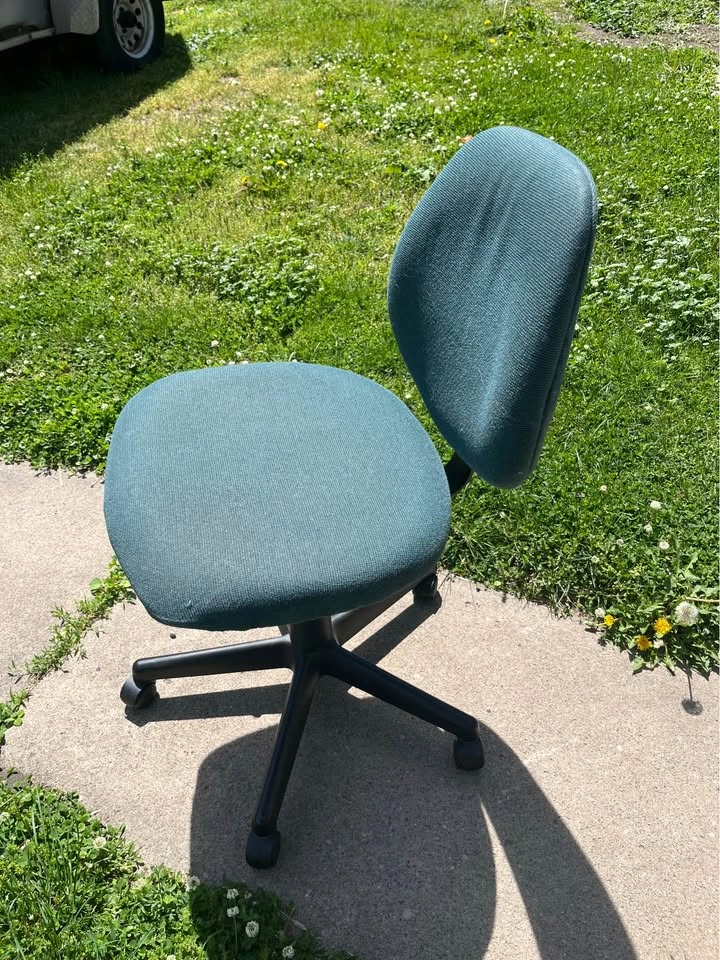 4 Used Roll Around Desk Chairs - photo 2