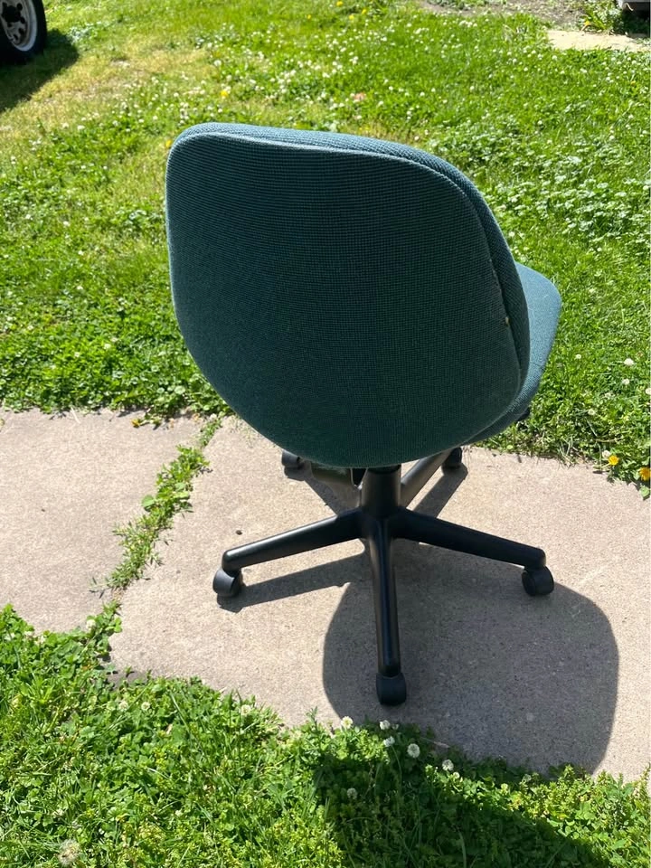4 Used Roll Around Desk Chairs - photo 3