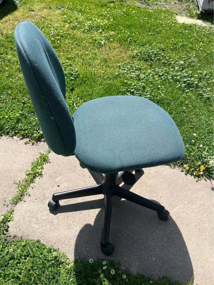 4 Used Roll Around Desk Chairs - photo 4