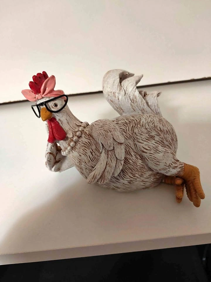 Chicken figurine with glasses and pearls