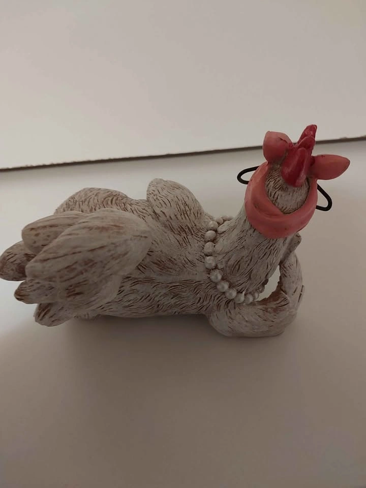 Chicken figurine with glasses and pearls - photo 2