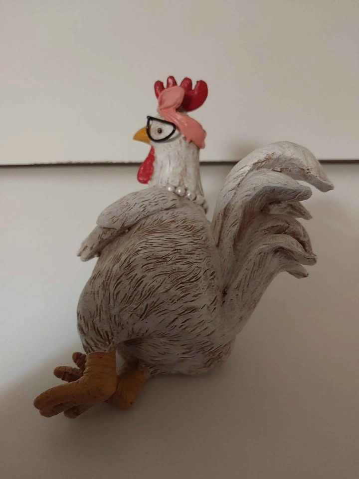 Chicken figurine with glasses and pearls - photo 3