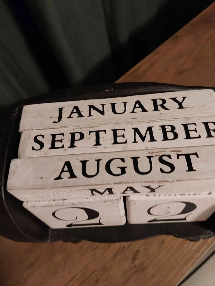 Cast Iron Pig Perpetual Calendar - photo 2