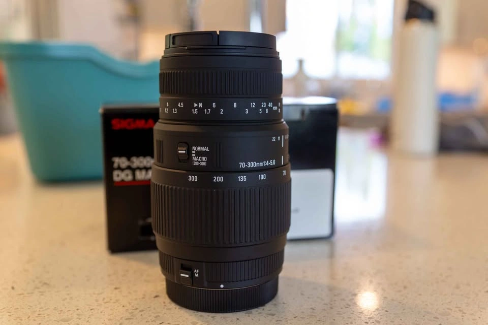 SIGMA 70-300mm F4-5.6 DG Macro Lens (Canon EF) - photo 2