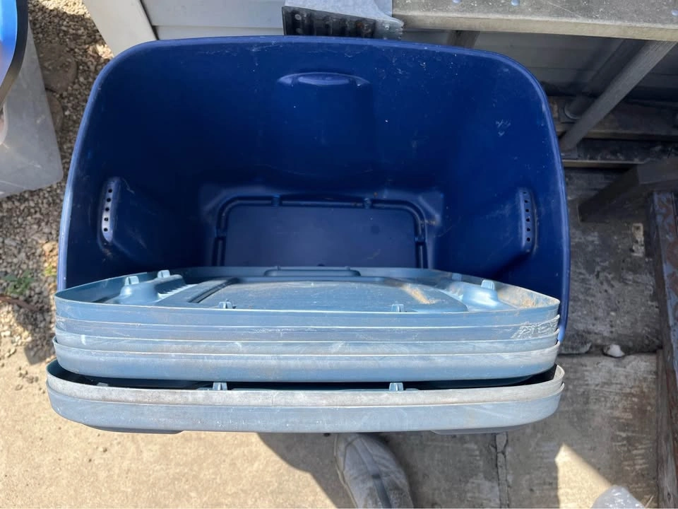 6 totes with lids ($5ea or $30 for all) - photo 3