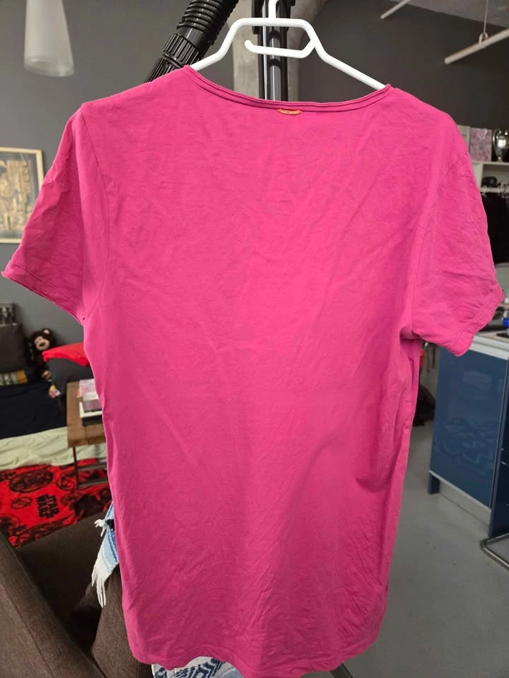 Hugo Boss Pink V Neck T-Shirt (Men's Medium) - photo 3