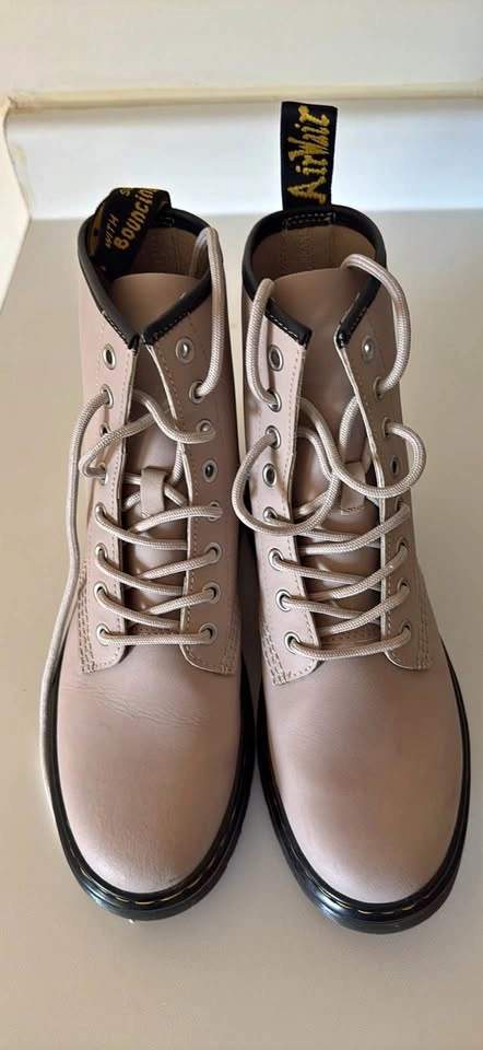 Dr. Marts Zavala light pink boots Air wair with bouncing sole.Si