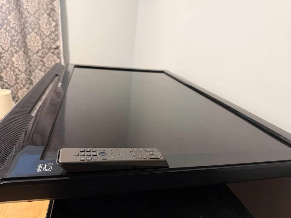 SONY 46” Flatscreen TV (Remote included) - photo 3