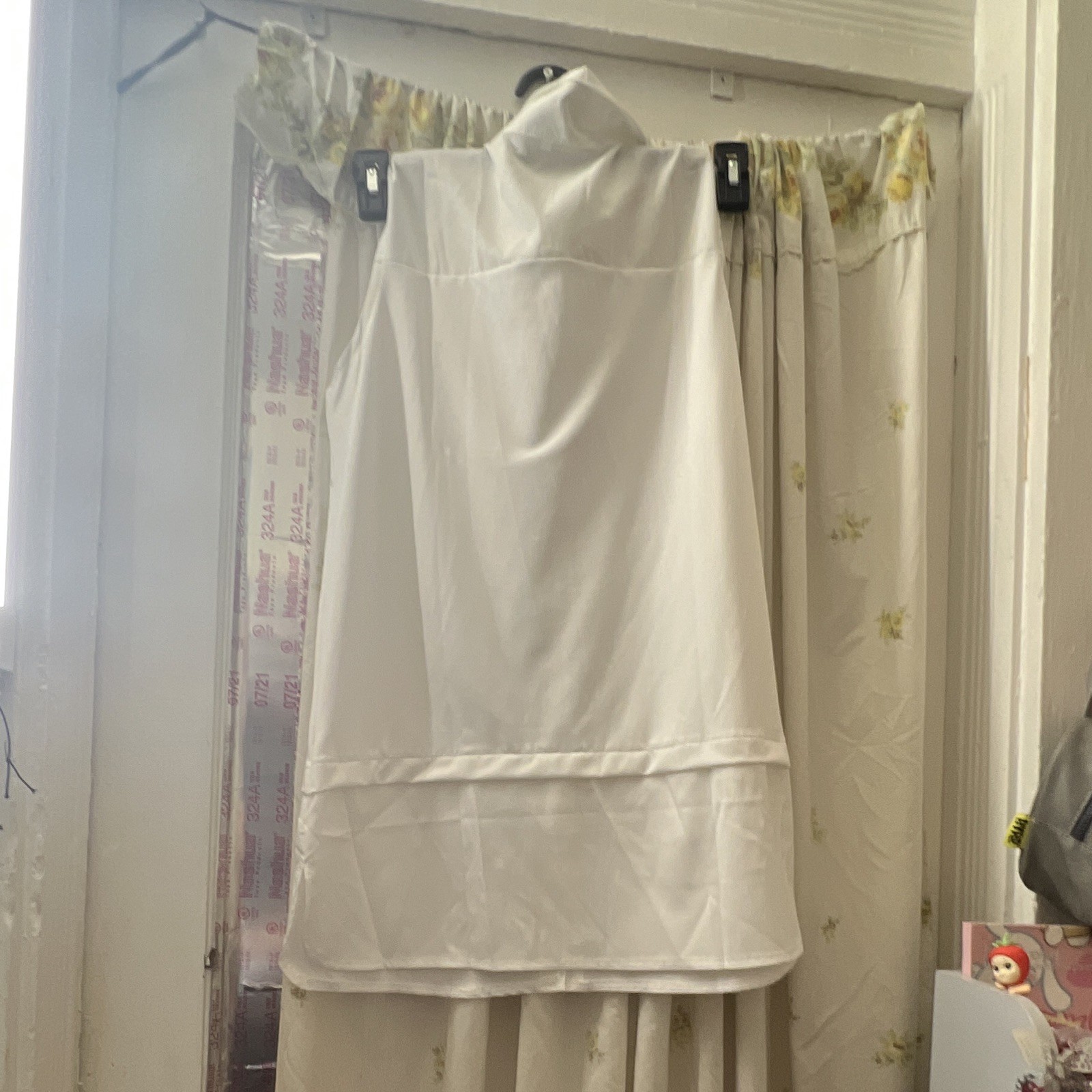 Women's White Sleeveless Collared Button Front Satin Blouse Size