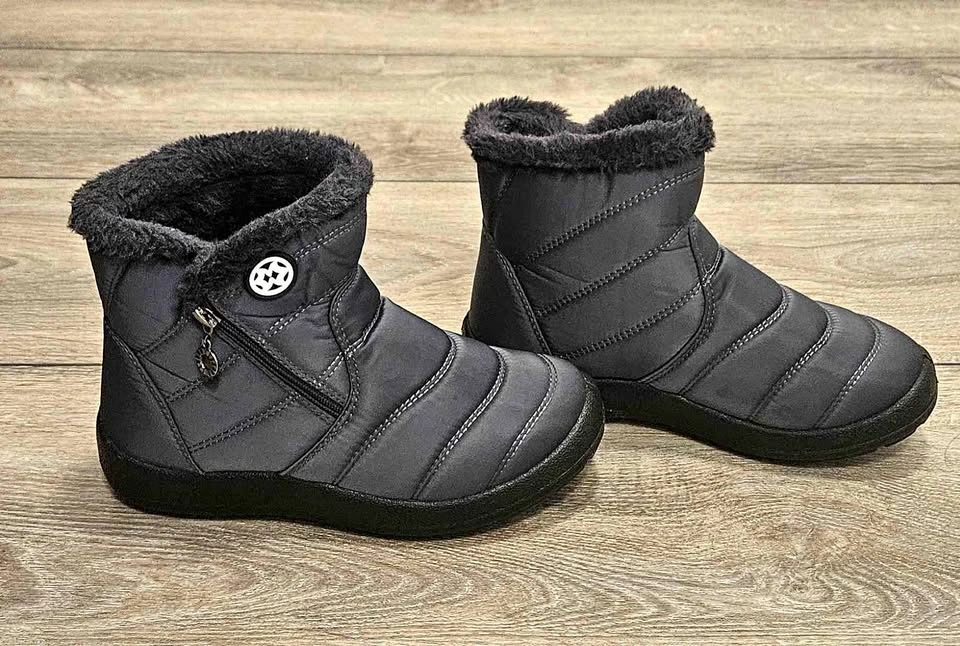 Women's Snow Boots - Size 5 or 6
