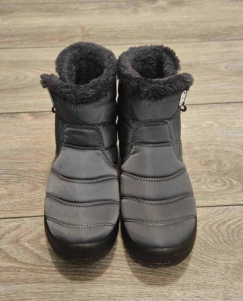 Women's Snow Boots - Size 5 or 6 - photo 2