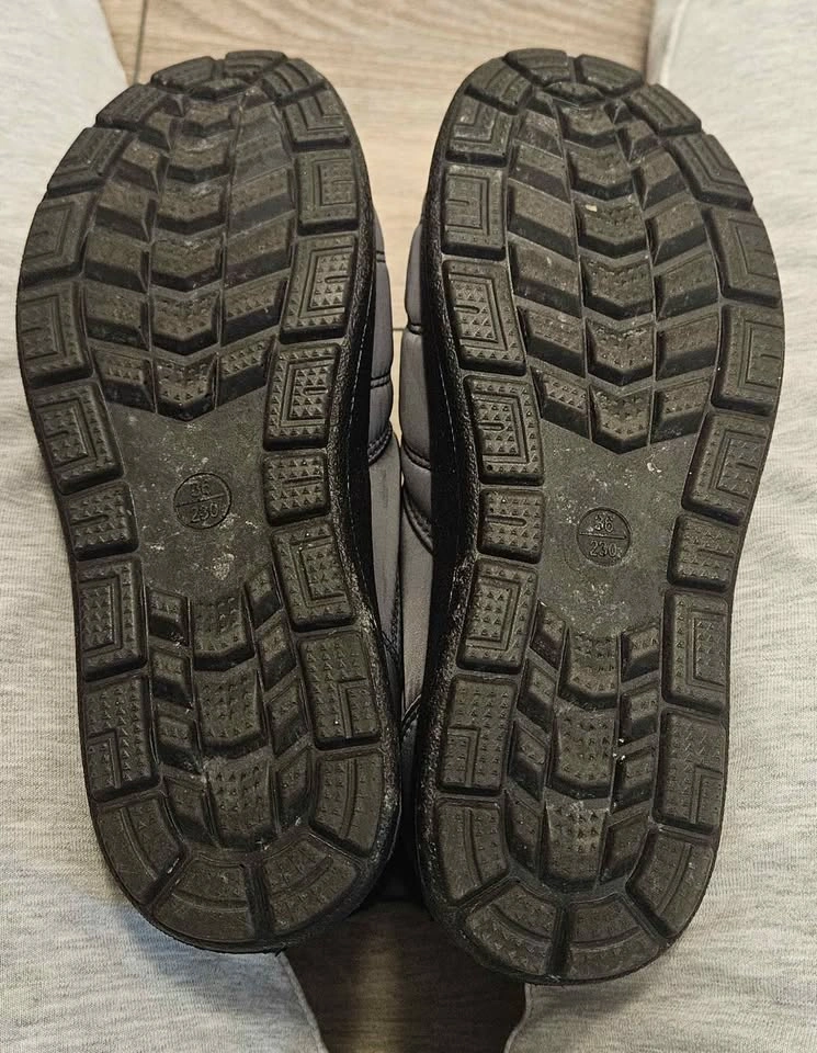Women's Snow Boots - Size 5 or 6 - photo 3