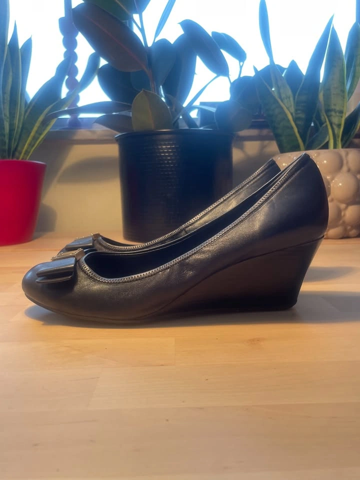 Black leather Cole Haan Tali Grand Bow Wedge pumps, size US 10 - photo 2
