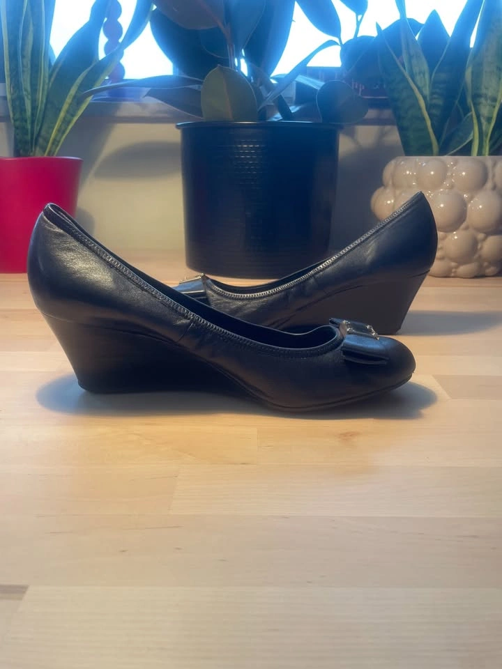 Black leather Cole Haan Tali Grand Bow Wedge pumps, size US 10 - photo 3