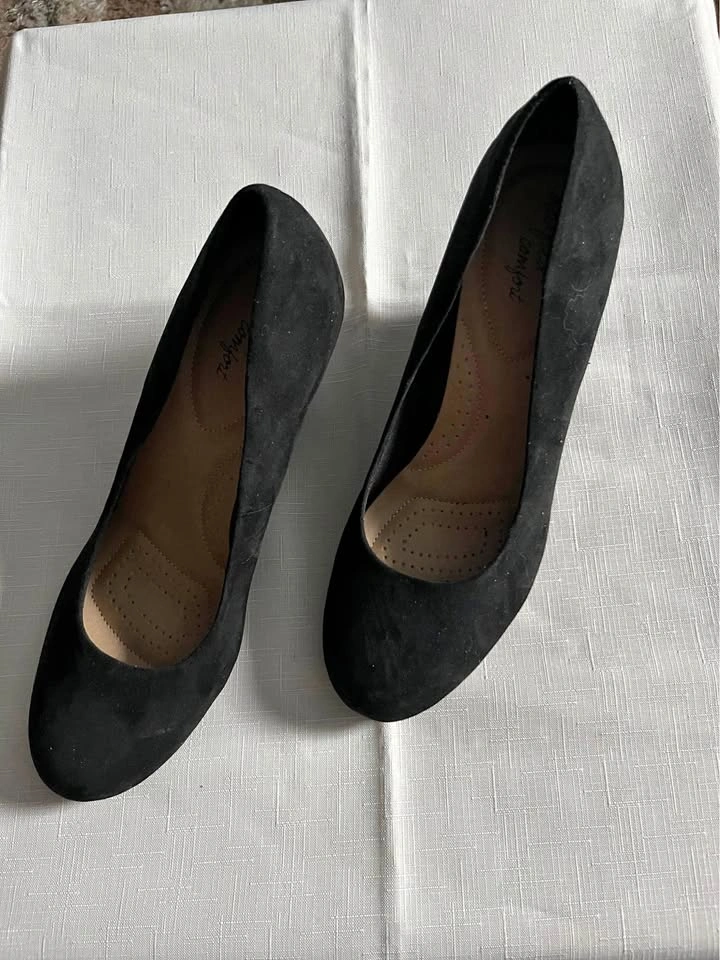 NEW DEXFLEX COMFORT Size 11 Faux Suede High Wedge Heels