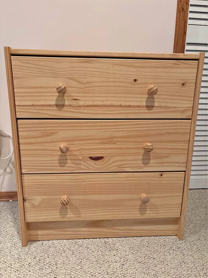 Wooden 3-drawer dresser