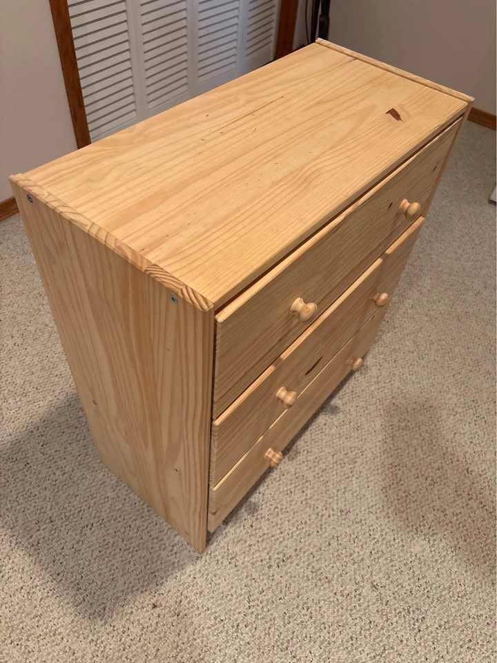 Wooden 3-drawer dresser - photo 2