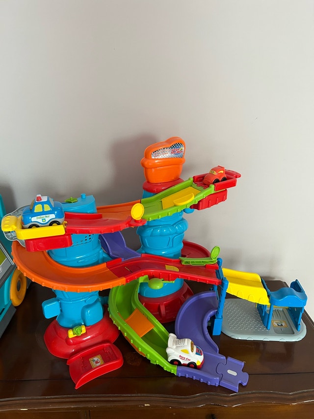 Vtech Go Go ! Playset with few cars