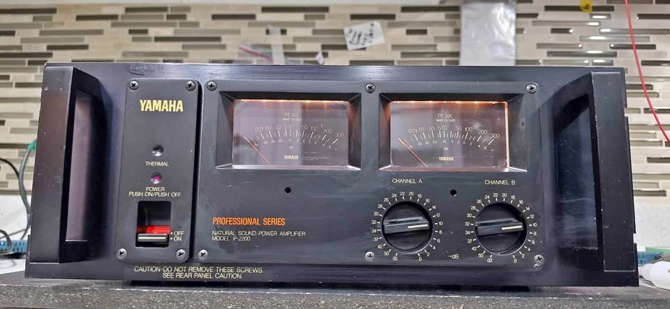 Yamaha P-2200 Power Amplifier