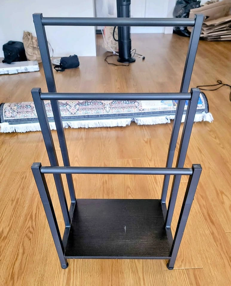 Free standing towel rack