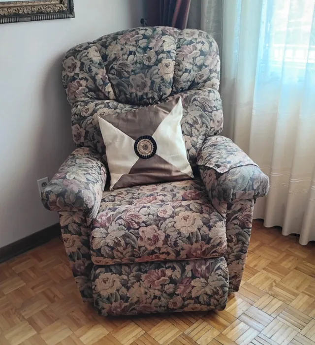 La-Z-Boy Recliner with massage and heat thumbnail