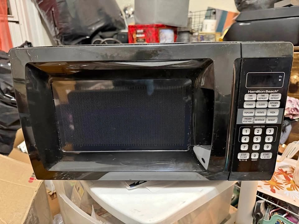 Hamilton Beach Compact Microwave – 700 Watt Black