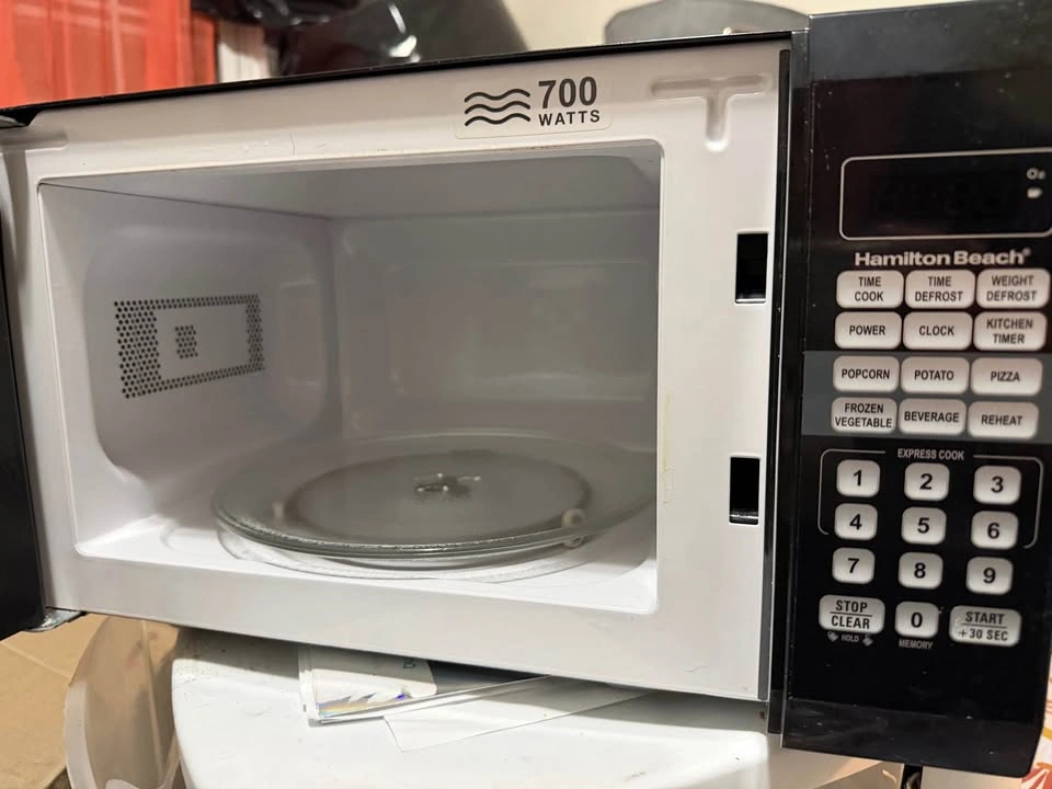 Hamilton Beach Compact Microwave – 700 Watt Black - photo 2