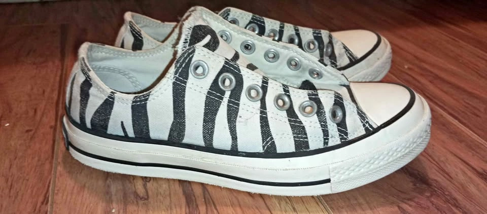 Stylish Converse Chuck Taylor All Star Sneakers - Women's Size 6