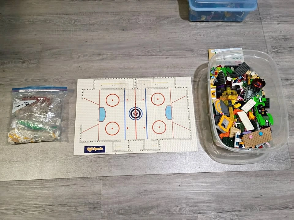 Oyo Sportstoys Jets Hockey Rink & Other Building Blocks Lot