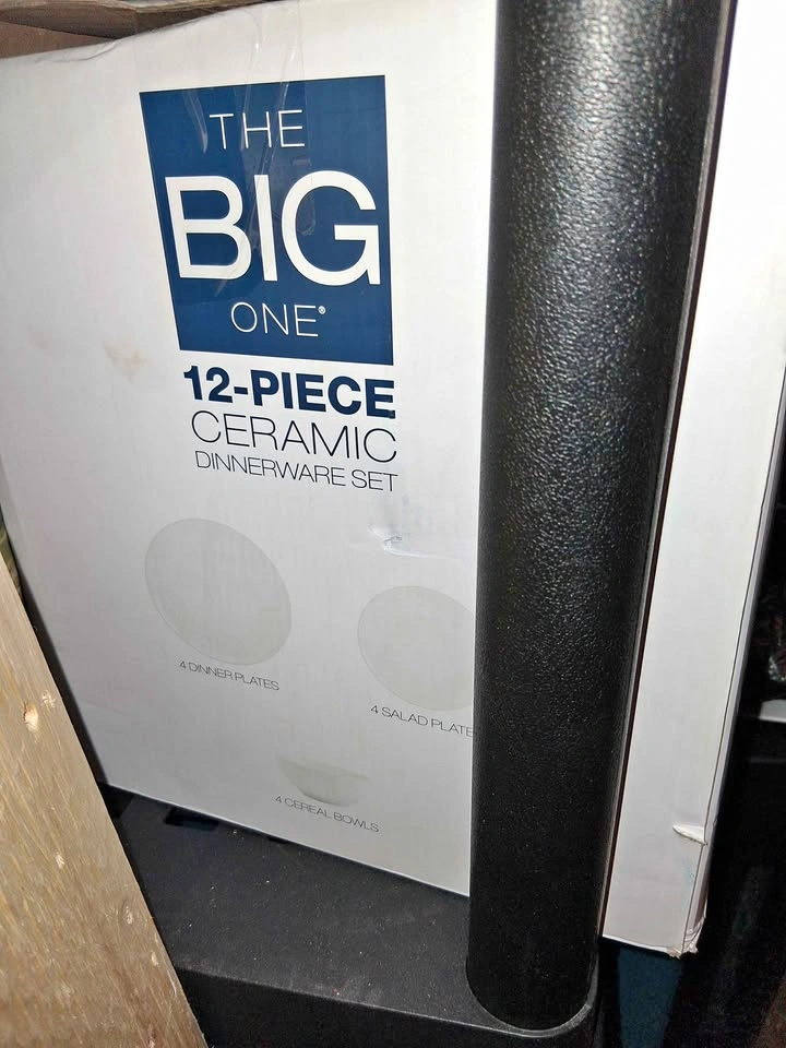 THE BIG ONE 12-Piece Ceramic Dinnerware Set