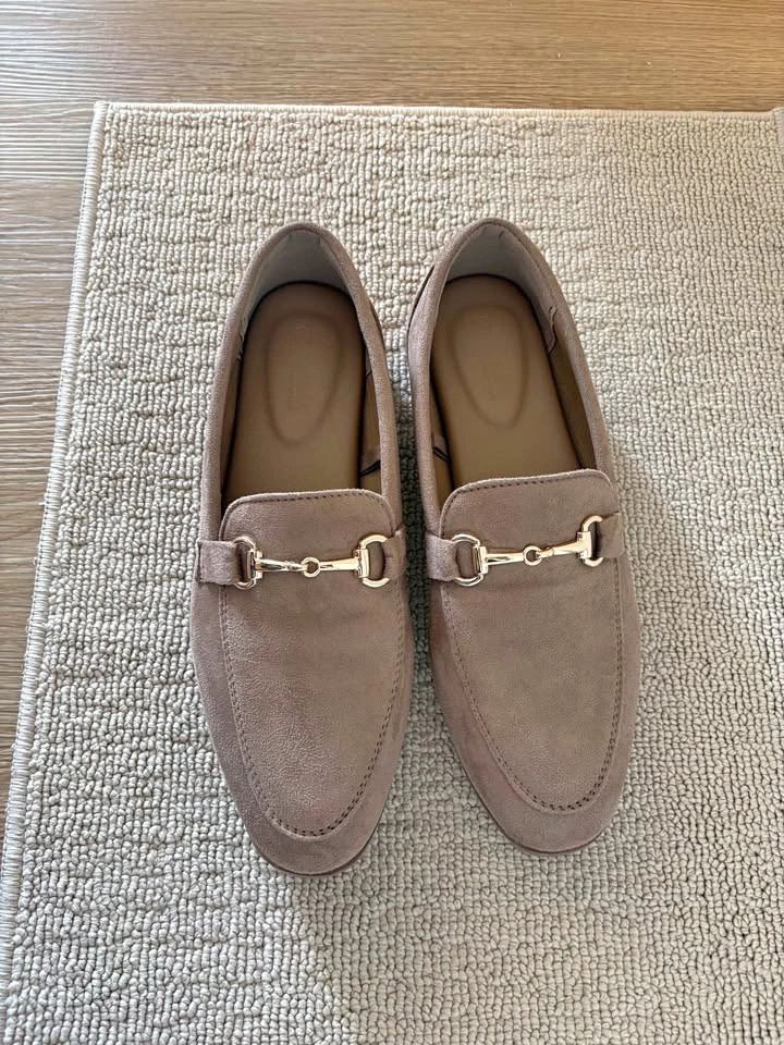 Women’s loafers, size 9 (fits size 8)