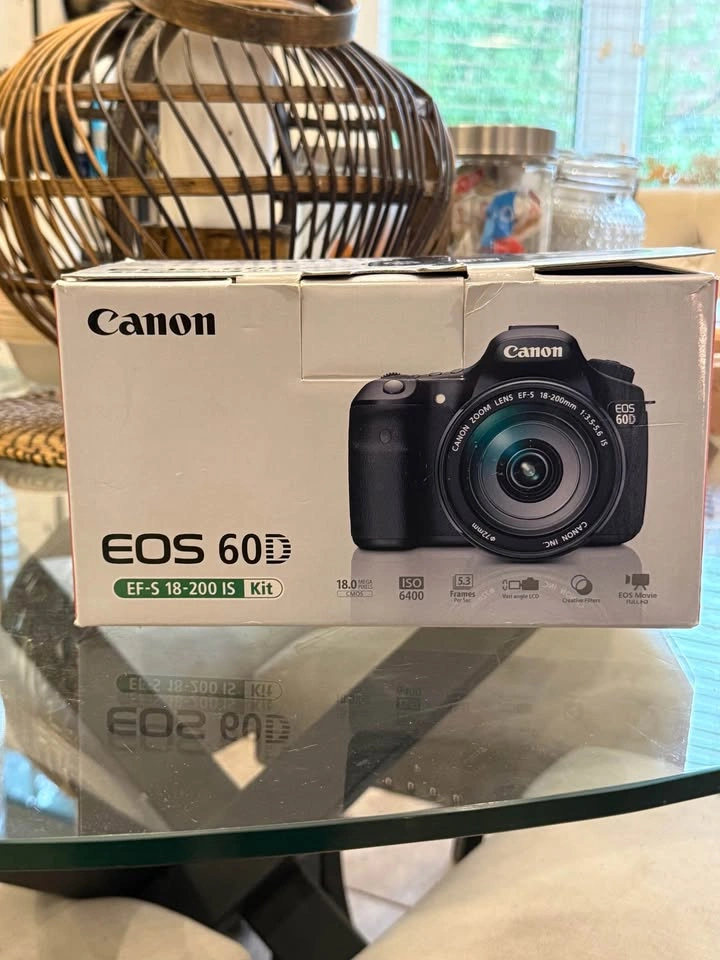 Canon EOS 60D DSLR Camera w/ 18-200mm Lens - photo 5
