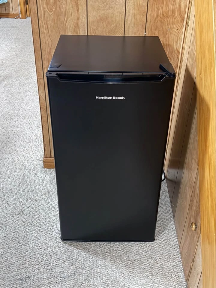 Hamilton Beach Mini Fridge - photo 3