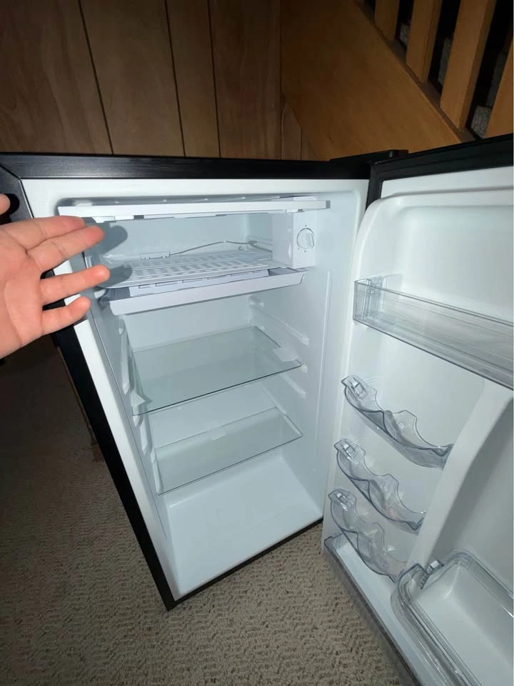 Hamilton Beach Mini Fridge - photo 4