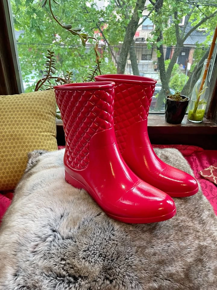 ccilu Red Rain Boots, Waterproof, size 7