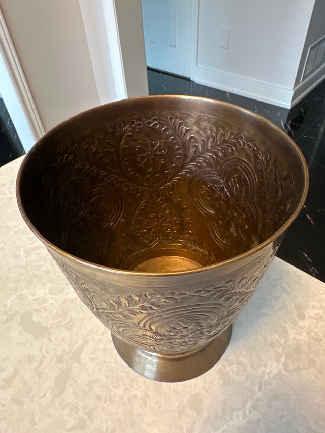 Vintage brass planter with embossed floral design - photo 2